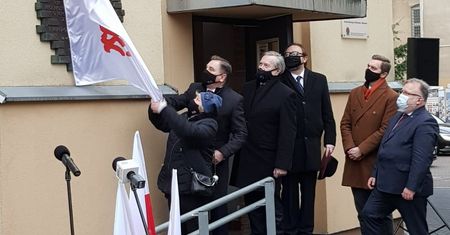 Warszawa. Odsłonięto tablicę upamiętniającą 40-lecie powstania "Solidarności" i jej bohaterów