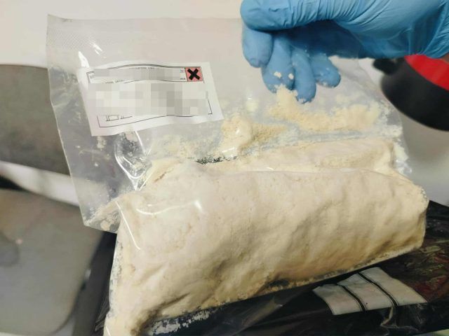 Miał plecak wypchany narkotykami. Wpadł przez piwo (zdjęcia)