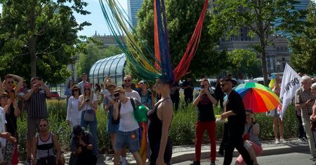 Parada Równości w Warszawie. Ludzie nie mogli oderwać od niej wzroku