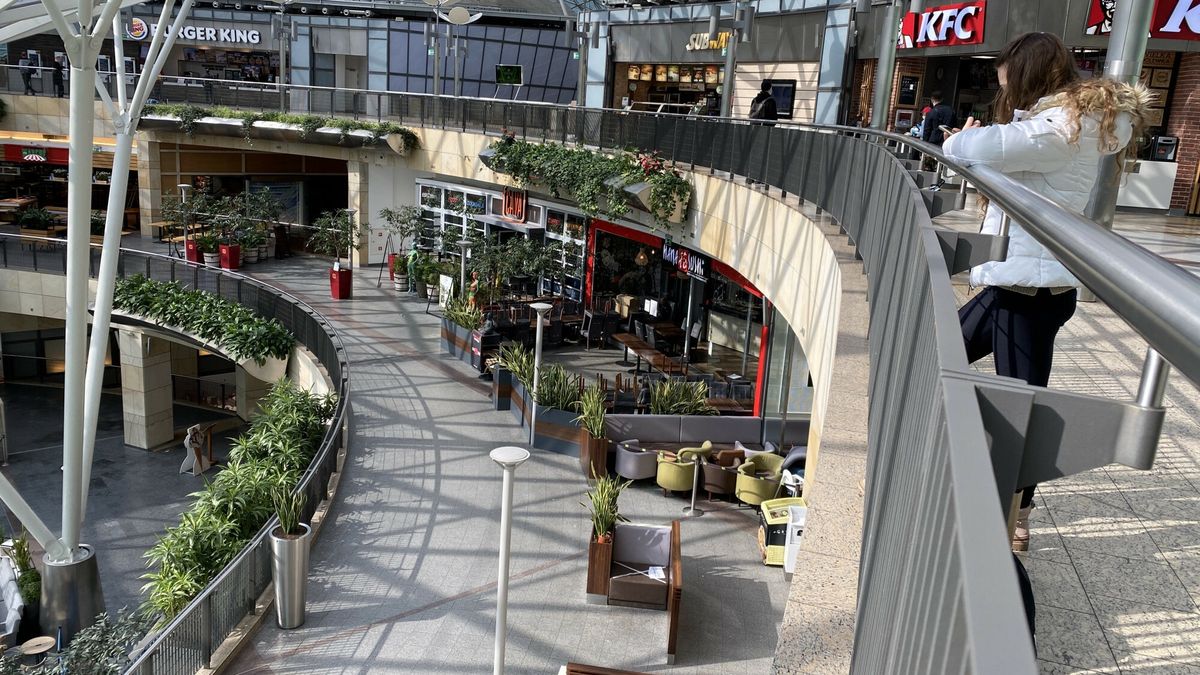 Upały zamkną sklepy, centra i biurowce. Nowe prawo uderzy w handel - pisze "Rz" 