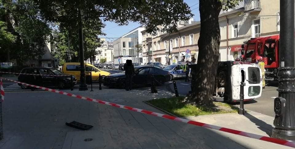 Kolizja trzech aut na skrzyżowaniu ul. Lipowej i ul. Skłodowskiej Marii-Curie