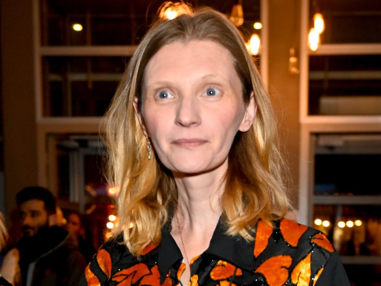 Agata Buzek pokazała się na premierze filmu o Globiszu. Czułości z młodszym aktorem przykuły uwagę