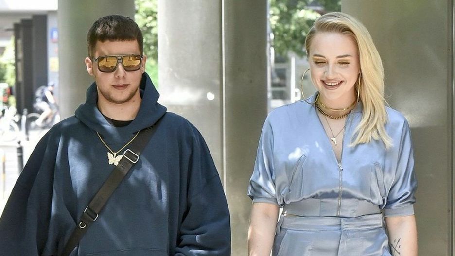Allan Krupa, znany również jako Allan Enso, to syn Edyty Górniak. Allan, który niedawno zmienił nazwisko, zyskuje rozpoznawalność jako raper i DJ. Jego zainteresowania wykraczają jednak poza muzykę, obejmując również świat mody. W naszej galerii prezentujemy wyjątkowe stylizacje Allana Enso, które zachwycają oryginalnością i są wyceniane na ogromne kwoty.