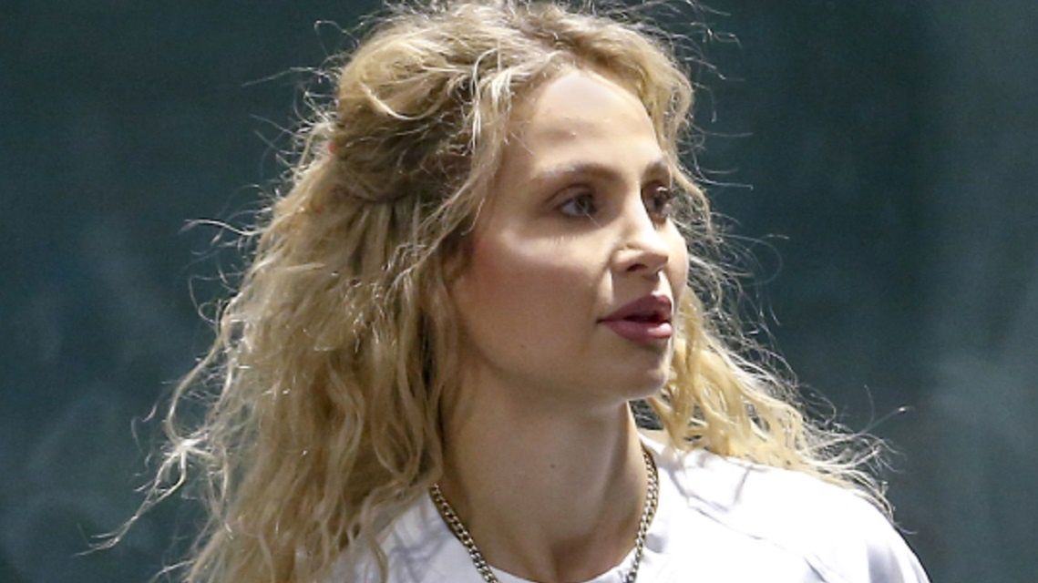 Hanna Żudziewicz w luźnej stylizacji