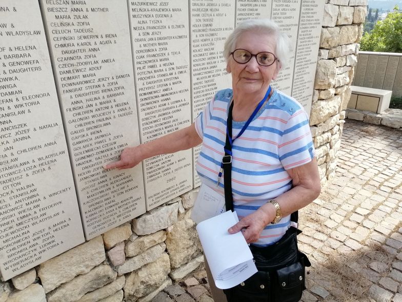 Zofia Hołub przy tablicy w Jerozolimie upamiętniającej osoby ratujące Żydów podczas Holokaustu