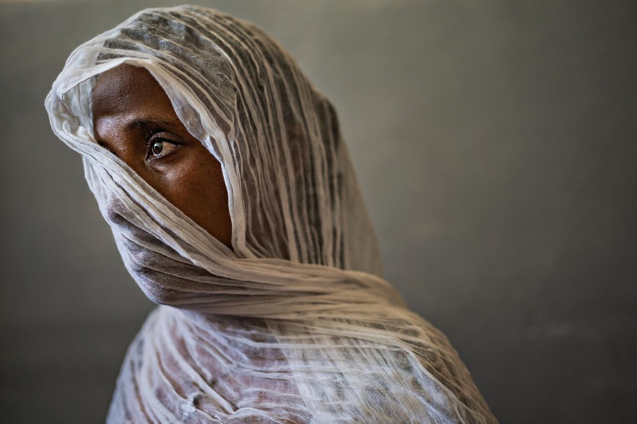 17.05.2021 r., Tigray, Etiopia. Kobieta na zdjęciu wyznała, że została zgwałcona przez 15 erytrejskich żołnierzy w ciągu tygodnia i nie wie, gdzie są jej dzieci. Na podstawie konfliktu między etiopskim premierem oraz Frontem Wyzwolenia Ludzi Tigray wybuchła wojna domowa, co skutkowało wytworzeniem konfliktu humanitarnego.