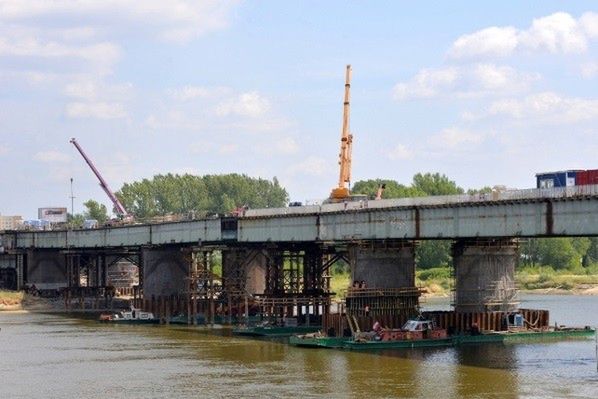 Termin oddania mostu Łazienkowskiego zagrożony? Upały nie pomagają