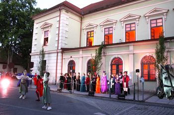 Bona Sforza w Krzeszowicach. Teatr uliczny, aktorzy na Rynku i na balkonach kamienic