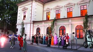 Bona Sforza w Krzeszowicach. Teatr uliczny, aktorzy na Rynku i na balkonach kamienic