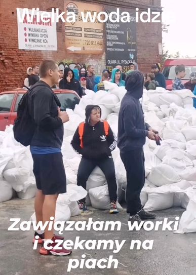 Laluna i jej matka pomagają powodzianom.