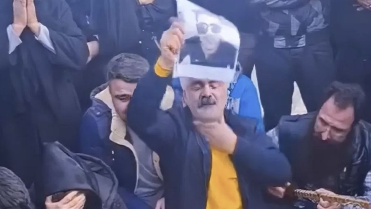 Poruszające zdjęcie ojca skazanego na śmierć przez powieszenie uczestnika protestów w Iranie