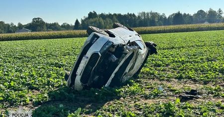 Uciekał przed policją i dachował. 26-latek miał cztery sądowe zakazy prowadzenia