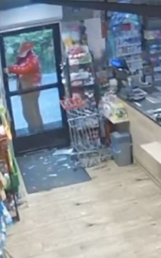 Z maczetą wkroczył do sklepu. Sterroryzował personel i klientów