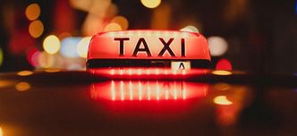 Fałszywy taksówkarz zatrzymany na Starówce. "Ceny brał z podsufitki"