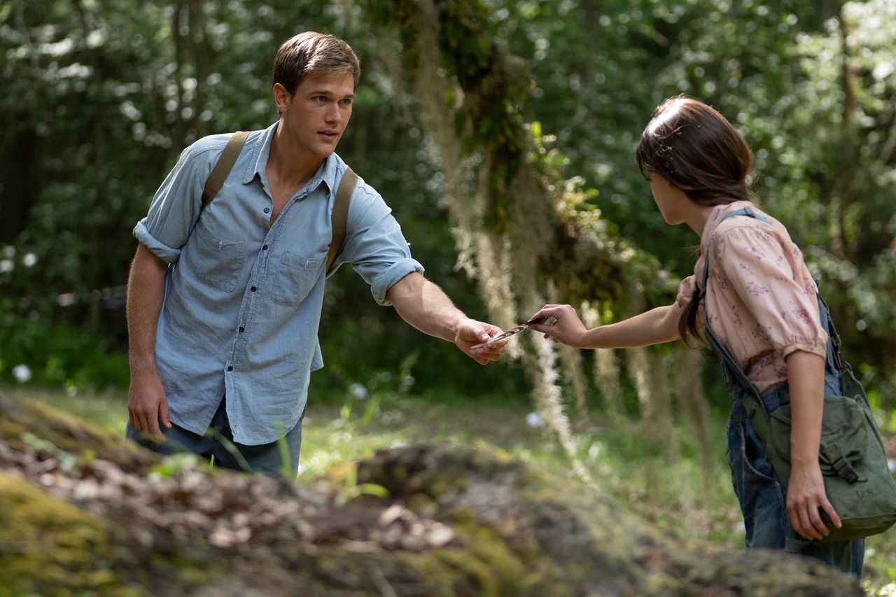 Tate Walker (Taylor John Smith) and Kya (Daisy Edgar-Jones) in Columbia Pictures' WHERE THE CRAWDADS SING.
Michele K Short