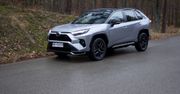 Toyota RAV4 ze znaczkiem "GR". To  "farbowany" sportowiec, ale ma inne zalety