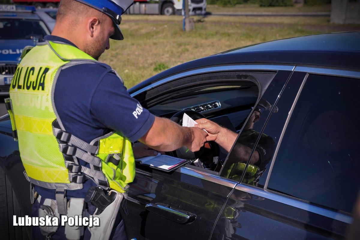 Polscy kierowcy zwolnili. Spadła liczba mandatów i wypadków
