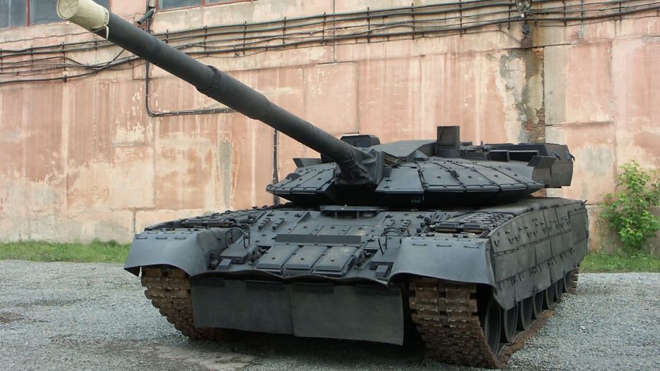 Prototyp Czarnego Orła z armatą 125 mm. Widoczne elementy pancerza Kaktus i duża nisza wieży
