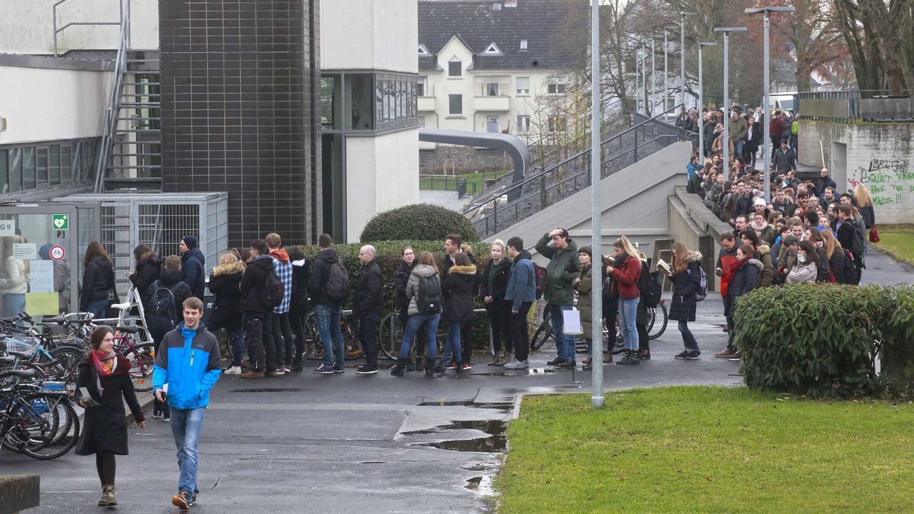 Kolejki jak za komuny —a to tylko niemieccy studenci resetują hasła