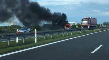 Pożar auta na A2 pod Poznaniem. Utrudnienia między Krzesinami a Luboniem