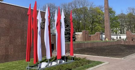 Rosjanie są oburzeni. Zobaczyli białe i czerwone flagi w swoim mieście