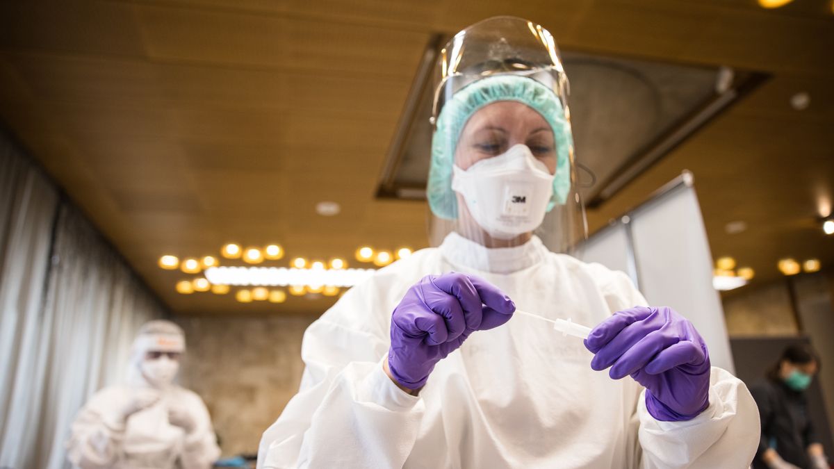 Jak wykazały najnowsze badania nowe warianty COVID-19 są do ośmiu razy bardziej zakaźne niż oryginalny szczep koronawirusa znaleziony na początku pandemii w Wuhan.