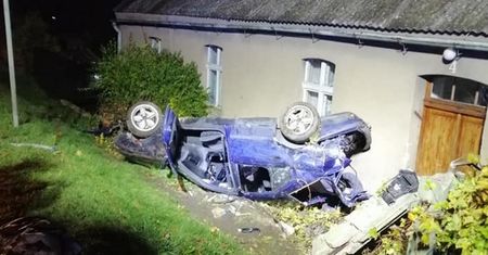 Straszny widok. Auto prawie wpadło do środka