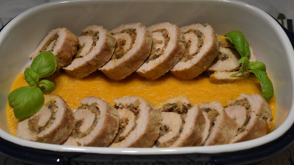 Rolada ze schabu na warzywnym puree. Posmakuje wszystkim