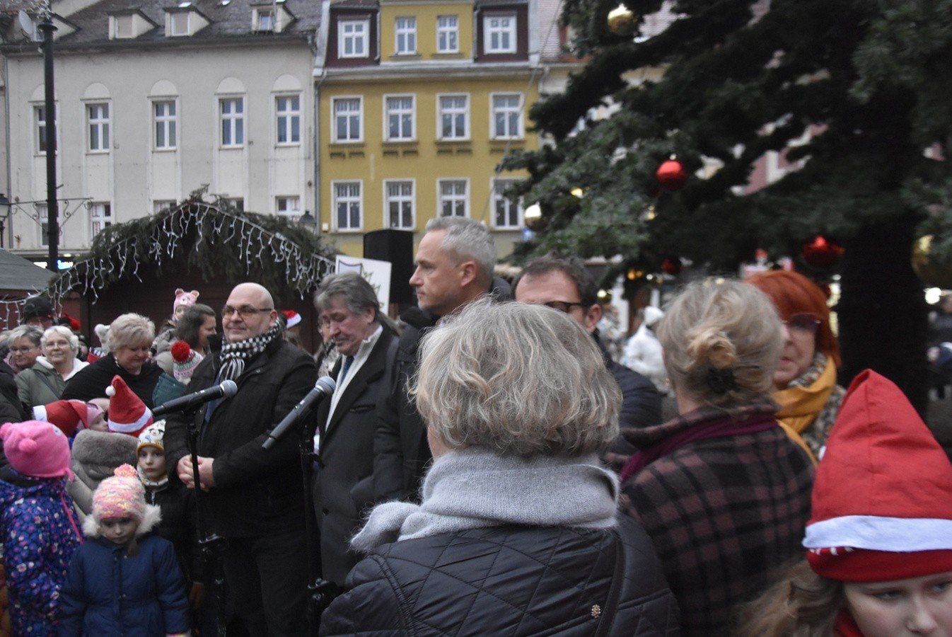 W wałbrzyskim Rynku choinka rozbłysła tysiącami światełek