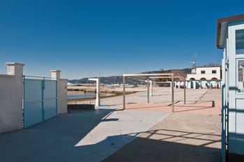 Jedyna taka plaża w Europie. Kobiety i mężczyźni są oddzieleni murem