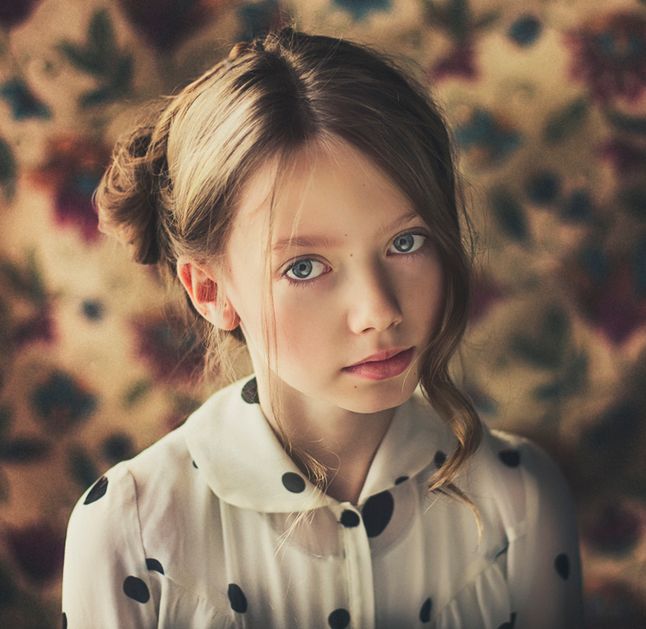 Styl Gosi Jurasz opiera się na bliskich portretach. Jej dążeniem jest uchwycenie ciekawego spojrzenia, emocji – niekoniecznie banalnego uśmiechu, lecz czegoś tajemniczego, co określa jej modela nie jako dziecko, lecz człowieka. Całość podkreślana jest przez dobór stylizacji.
