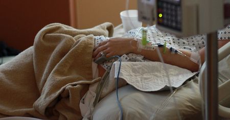 Nie mogła przytulić córki w szpitalu. Jej ciało stało się "miejscem zbrodni"