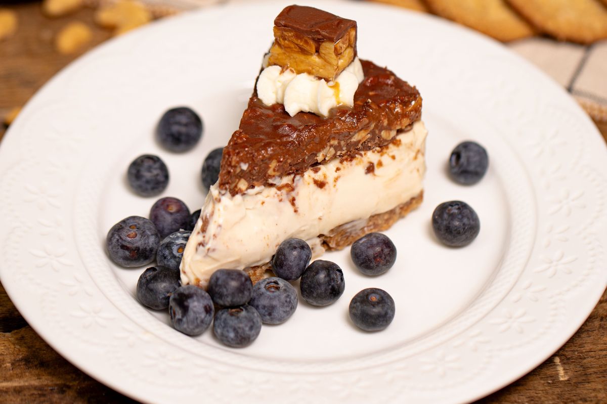 Ten sernik zrobisz bez pieczenia. Smakuje jak kultowy batonik