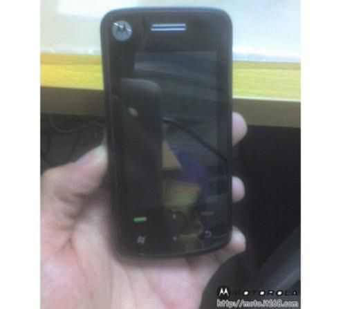 Motorola A3300 z Windows Mobile i aparatem 5 Mpix