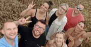 "Ślub od pierwszego wejrzenia". Uczestnicy programu POZUJĄ W ZBOŻU. "Połączył nas eksperyment, a los sprawił, że powstała przyjaźń" (ZDJĘCIA)