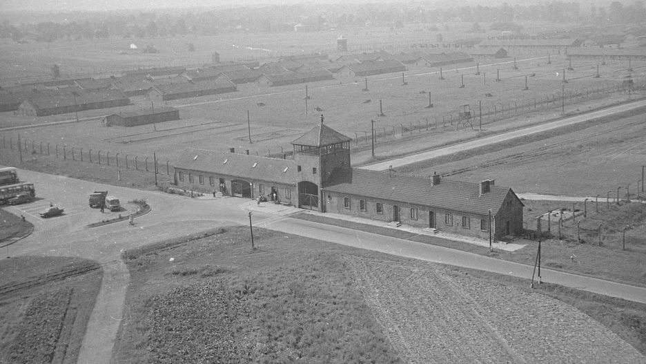 Widok z lotu ptaka na bramę byłego niemieckiego nazistowskiego obozu koncentracyjnego Auschwitz-Birkenau