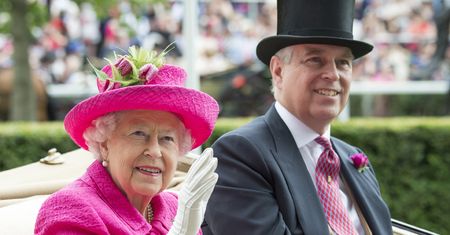 Królowa Elżbieta na różowo w upalnym Ascot (ZDĘCIA)