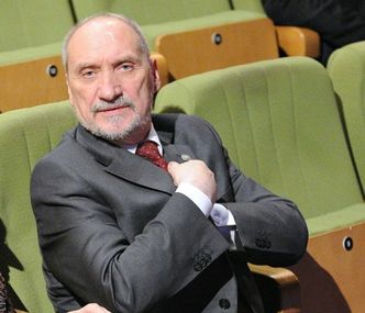 Macierewicz wydał PONAD 2 MILIONY ZŁOTYCH na przeloty!