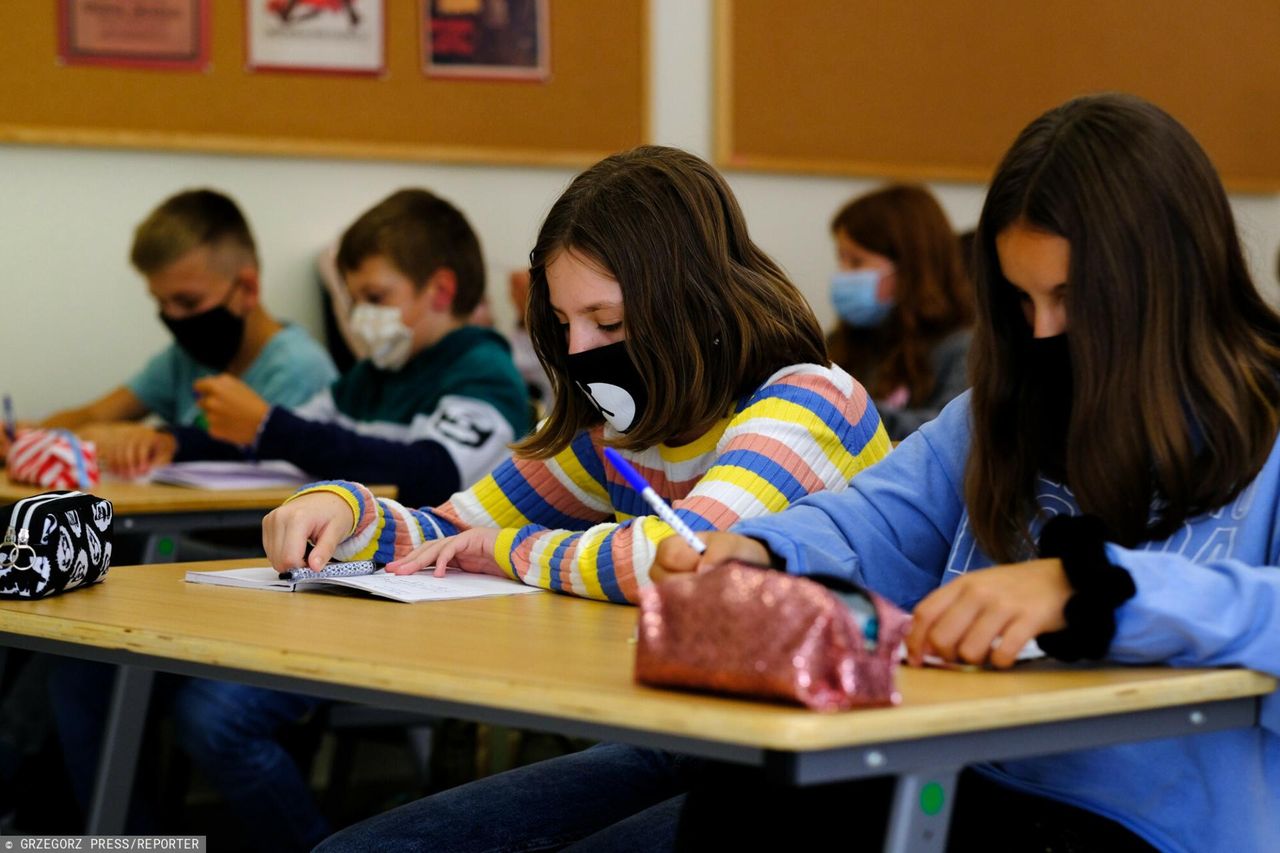 Plan lekcji jak pełen etat. Uczniowie podstawówek spędzają w szkole ponad 30 godzin