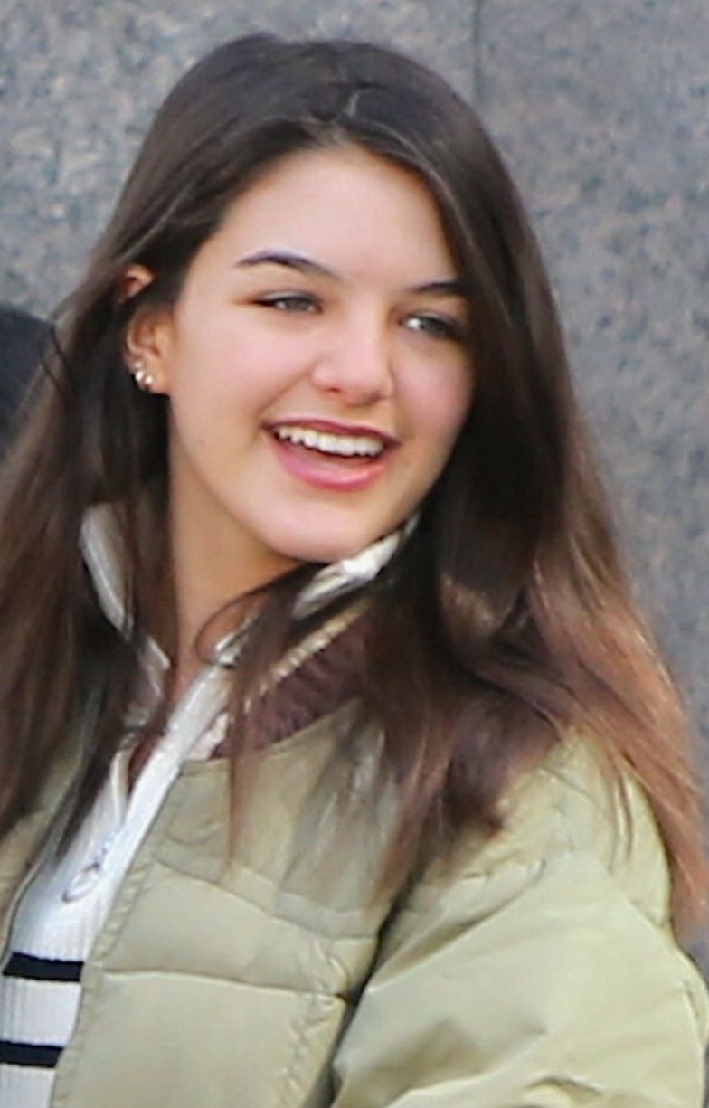 Suri Cruise spaceruje po Nowym Jorku z koleżanką i psem
