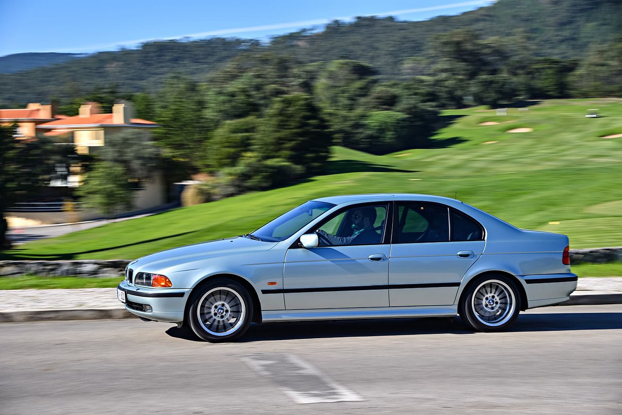 Ładnie utrzymane, starsze BMW E39 słynące z ogromnej trwałości może i jest warte ok. 15-20 tys. zł. Ale czy zapłacisz 2 razy więcej?