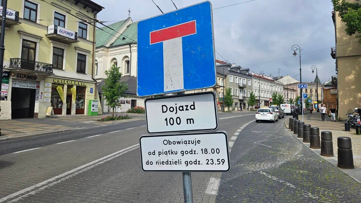 Znak przy Archikatedrze Lubelskiej informujący kierowców o zamkniętej ul. Królewskiej w weekendy
