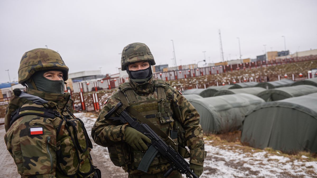 Patrols In Militarised Polish-Belarusian Border Zone
KUZNICA, POLAND - JANUARY 13: Soldiers of the Polish army patrol around the military camp next at the Kuznica-Bruzgi checkpoint on the Polish-Belarusian border on January 13, 2022 in Kuznica, Poland. The NGO Medecins Sans Frontieres (MSF) pulled out from the border region between Poland and Belarus after being denied access to the migrants amassed at the border. Recently Poland extended by three months the ban on access to the border region with Belarus, after the start of the migration crisis caused by the arrival of hundreds of migrants. (Photo by Omar Marques/Getty Images)
Omar Marques