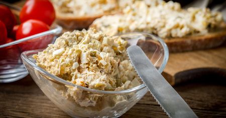 Pasta kanapkowa z wędzonej makreli. Z tym jednym składnikiem będzie jeszcze smaczniejsza