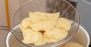 Babcia Hela dodaje 3 łyżki do ciasta na pierogi. Wychodzi mięciutkie i nie pęka w czasie gotowania