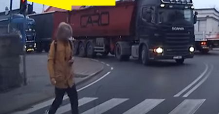 Pieszy zignorował czerwone światło. Wideo z Małopolski