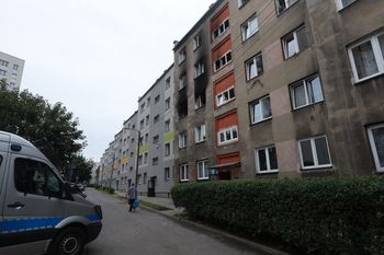 Chorzów: Dramatyczna noc. Mieszkanka bloku, gdzie doszło do tragicznego pożaru: "Nagle ktoś zaczął przeraźliwie walić w drzwi"