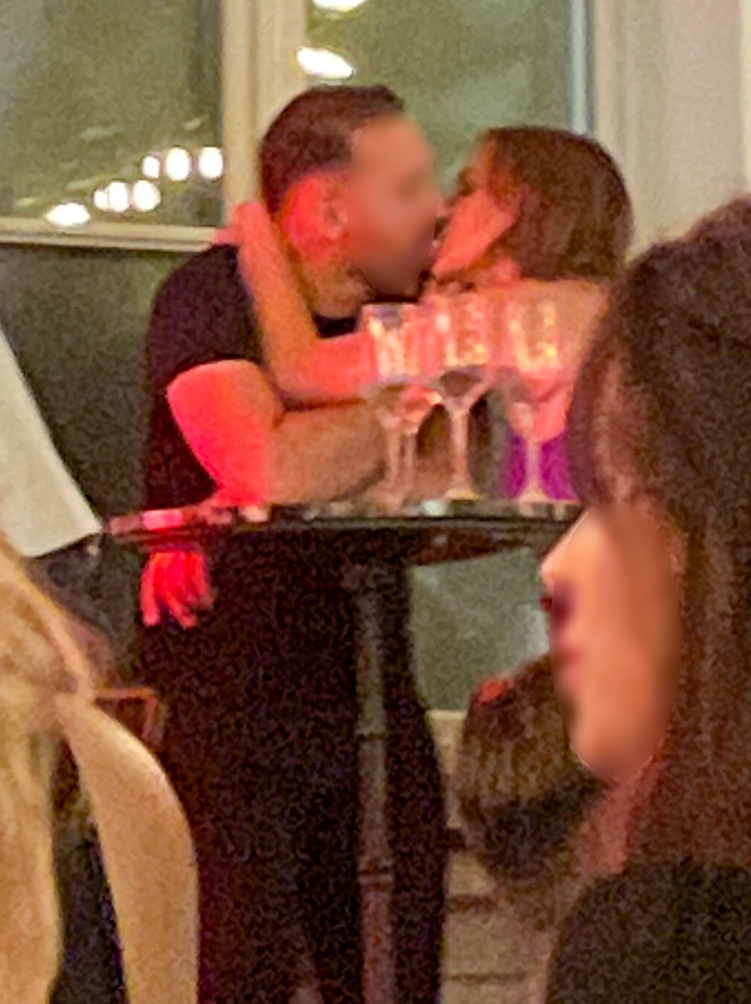 Anna Wendzikowska imprezuje z tajemniczym brunetem