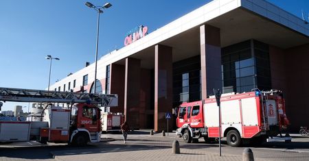 Akcja straży pożarnej w Galerii Olimp. Na miejscu interweniowały trzy zastępy, w tym wóz z drabiną [ZDJĘCIA]