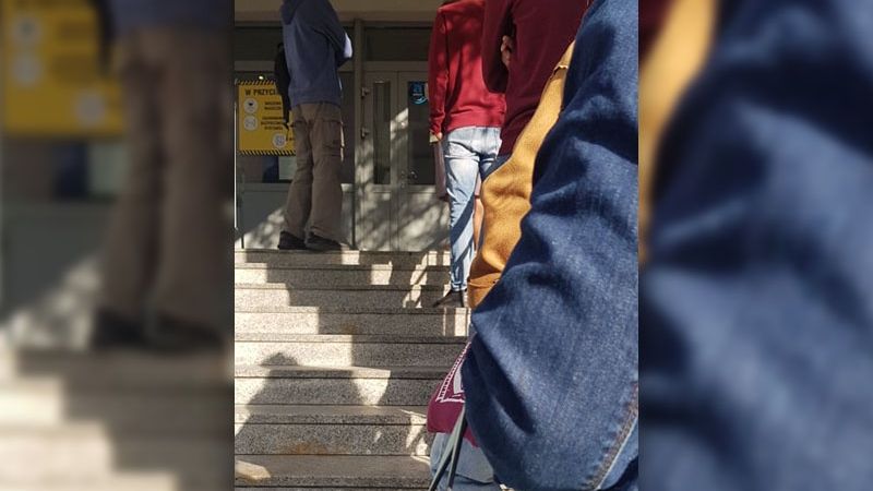 Kolejka przed Wojewódzkim Ośrodkiem Medycyny Pracy przy ul. Nałęczowskiej w Lublinie